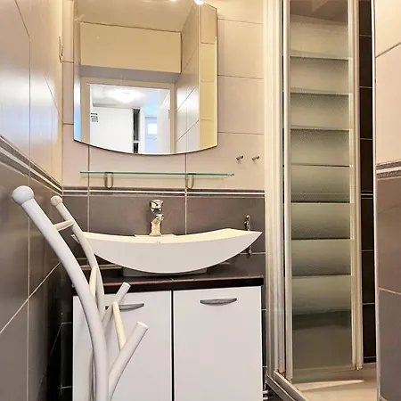 Duplex 3 Pieces Avec Piscine, Terrasse Et Parking - 6 Couchages - - Fr-1-251-563 *
